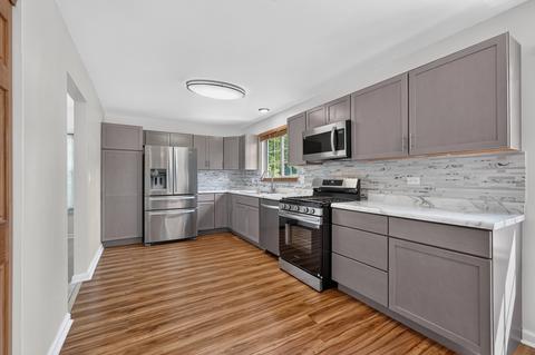 Kitchen - 1093 Brighton Dr, Carol Stream, IL 60188 photo 2 of 2