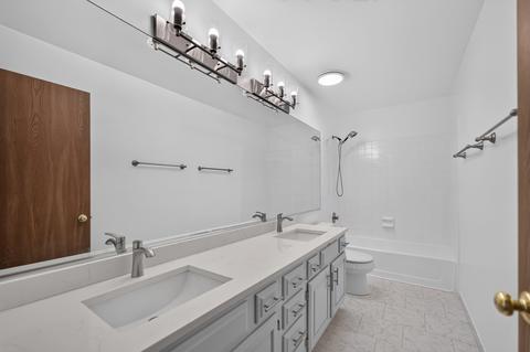 Bath - 1093 Brighton Dr, Carol Stream, IL 60188 photo 4 of 4