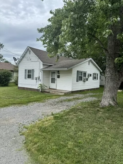 105 S 3rd St, Marion, IL 62959