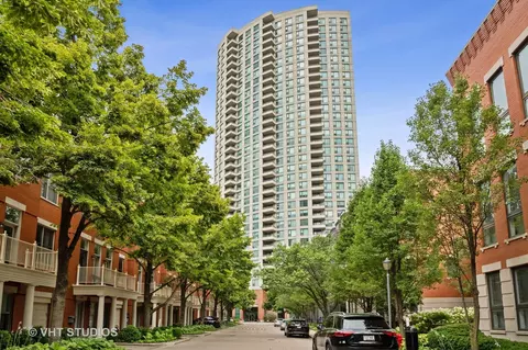 501 N Clinton St #704, Chicago, IL 60654