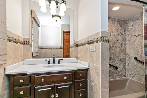 Bath - 1133 N Thatcher Ln, Addison, IL 60101 photo 3 of 3
