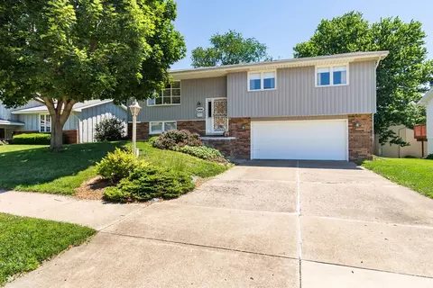 6906 N Rockvale Dr, Peoria, IL 61614