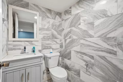 Bath - 850 Austin Ave, Aurora, IL 60505 photo 2 of 2