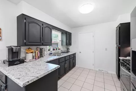 Kitchen - 850 Austin Ave, Aurora, IL 60505 photo 1 of 2