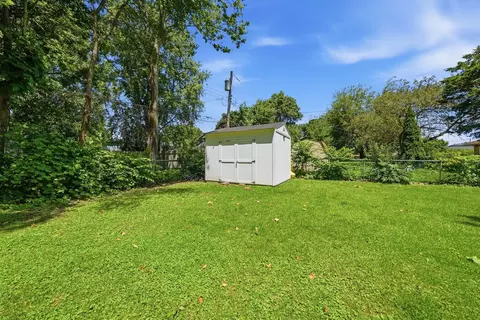 Exterior - 850 Austin Ave, Aurora, IL 60505 photo 7 of 9