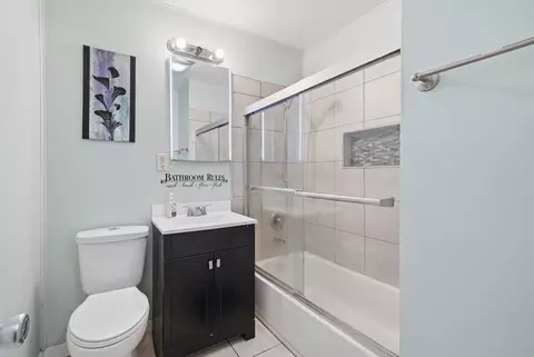 Bath - 850 Austin Ave, Aurora, IL 60505 photo 1 of 2