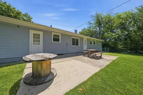 Exterior - 850 Austin Ave, Aurora, IL 60505 photo 4 of 9
