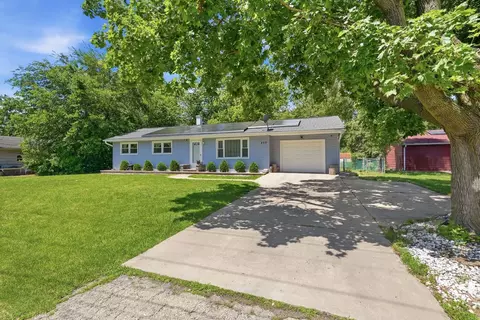 Exterior - 850 Austin Ave, Aurora, IL 60505 photo 2 of 9