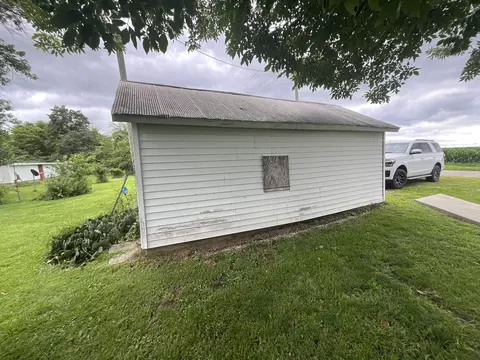 Exterior - 990 N 1875 St, Saint Peter, IL 62880 photo 5 of 7