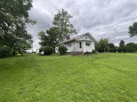 Exterior - 990 N 1875 St, Saint Peter, IL 62880 photo 3 of 7