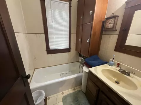 Bath - 990 N 1875 St, Saint Peter, IL 62880 photo 1 of 1