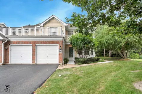 572 Bradbury Ln #527, Geneva, IL 60134