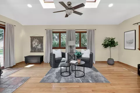 Living - 700 E Turner Ave, Roselle, IL 60172 photo 3 of 4
