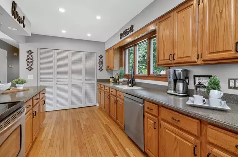 Kitchen - 700 E Turner Ave, Roselle, IL 60172 photo 6 of 6