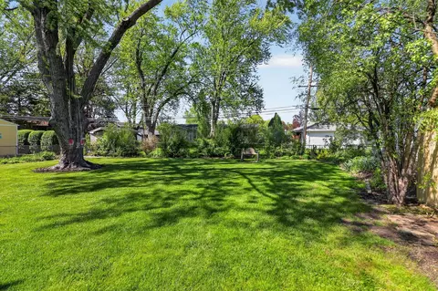 Exterior - 700 E Turner Ave, Roselle, IL 60172 photo 4 of 5