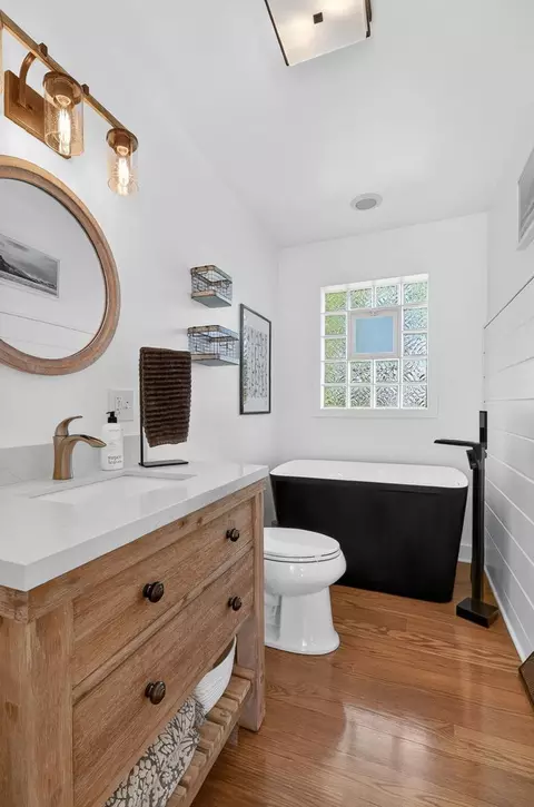 Bath - 700 E Turner Ave, Roselle, IL 60172 photo 2 of 4