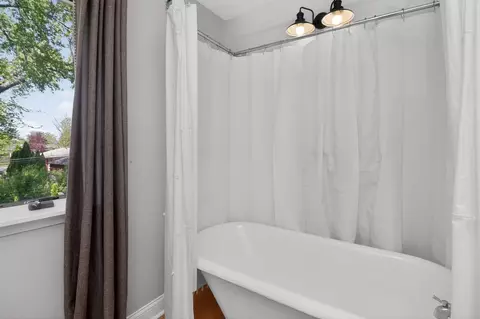 Bath - 700 E Turner Ave, Roselle, IL 60172 photo 4 of 4