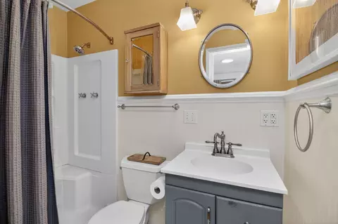 Bath - 700 E Turner Ave, Roselle, IL 60172 photo 1 of 4