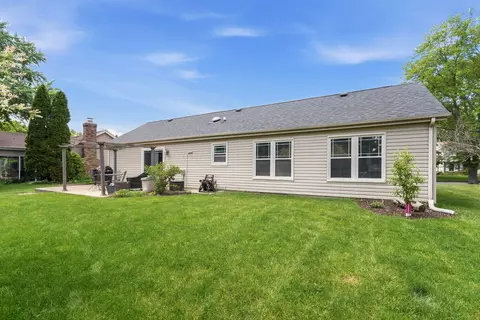 Exterior - 458 Nantucket Rd, Naperville, IL 60565 photo 3 of 4