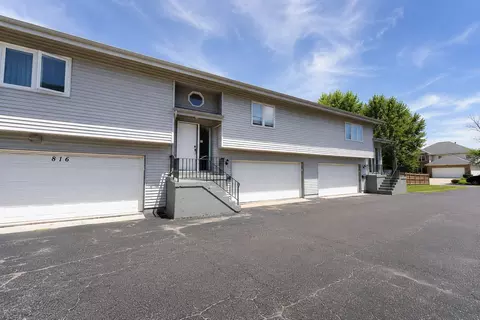 812 Maple Ln, Wheeling, IL 60090