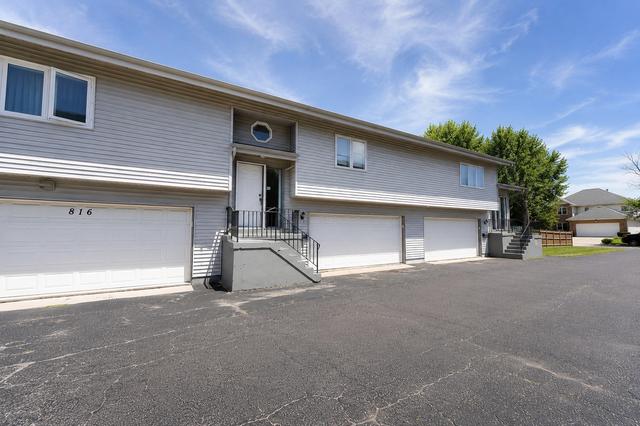 812 Maple Ln, Wheeling, IL 60090