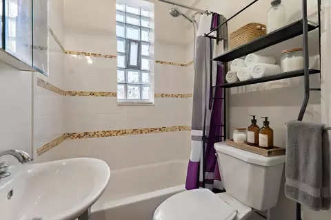 Bath - 1132 E 44th St, Chicago, IL 60653 photo 2 of 4