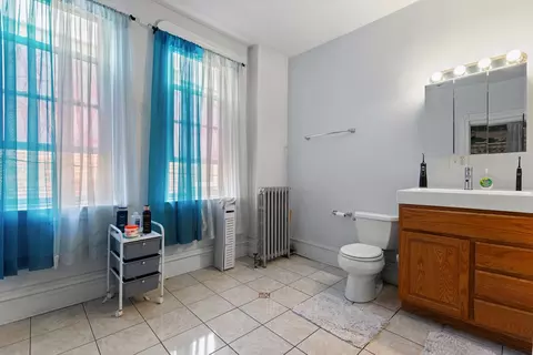 Bath - 1132 E 44th St, Chicago, IL 60653 photo 4 of 4