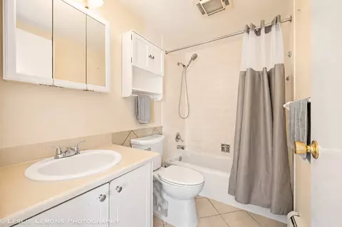 Bath - 244 E Bailey Rd #J, Naperville, IL 60565 photo 1 of 2