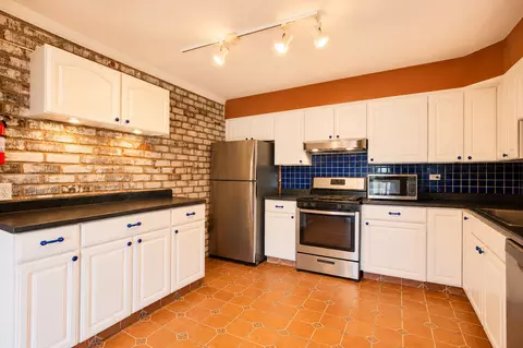 Kitchen - 244 E Bailey Rd #J, Naperville, IL 60565 photo 1 of 2