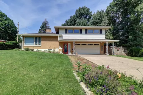 804 N 11th St, Clinton, IA 52732