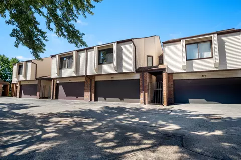 Exterior - 375 Juniper Tree Ct, Hoffman Estates, IL 60169 photo 1 of 9