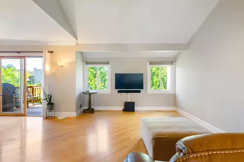 Living - 375 Juniper Tree Ct, Hoffman Estates, IL 60169 photo 2 of 3