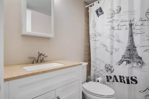 Bath - 375 Juniper Tree Ct, Hoffman Estates, IL 60169 photo 2 of 2