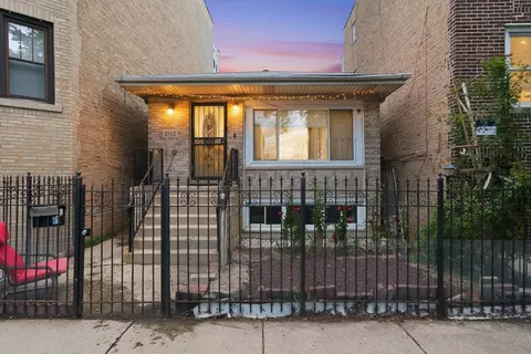 2922 W Nelson St, Chicago, IL 60618