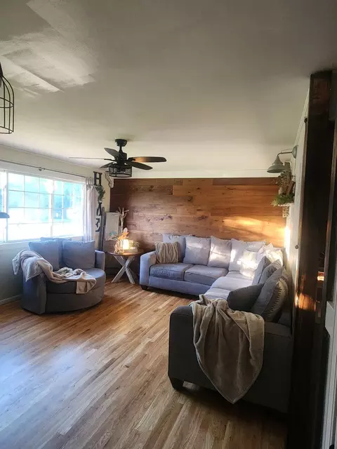 Living - 315 Maple Dr, Morris, IL 60450 photo 1 of 2