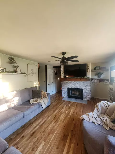 Living - 315 Maple Dr, Morris, IL 60450 photo 2 of 2