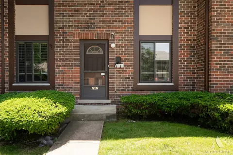 18 W101 Standish Ln, Villa Park, IL 60181