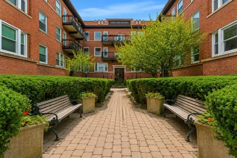 845 W Belle Plaine Ave #2E, Chicago, IL 60613