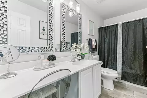 Bath - 4608 Joyce Ln, Mchenry, IL 60050 photo 2 of 5
