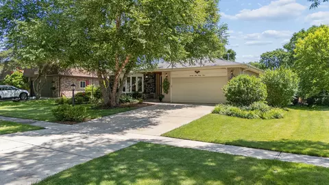 7933 Glen Ln, Darien, IL 60561