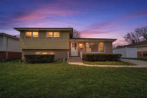 10 N Adams Dr, Addison, IL 60101