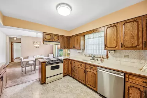 Kitchen - 418 Highland Rd, Willowbrook, IL 60527 photo 2 of 3