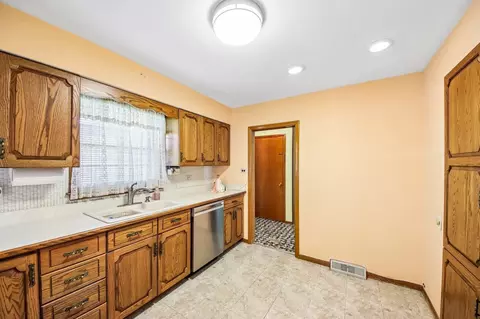 Kitchen - 418 Highland Rd, Willowbrook, IL 60527 photo 1 of 3