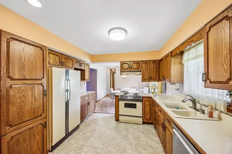 Kitchen - 418 Highland Rd, Willowbrook, IL 60527 photo 3 of 3