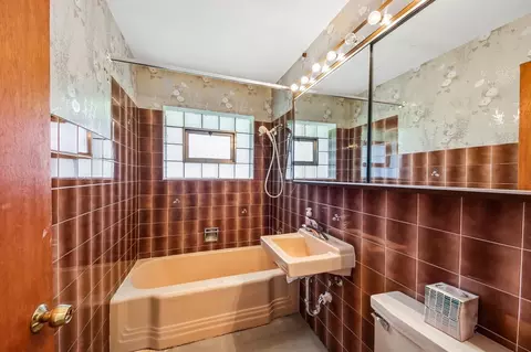 Bath - 418 Highland Rd, Willowbrook, IL 60527 photo 1 of 1