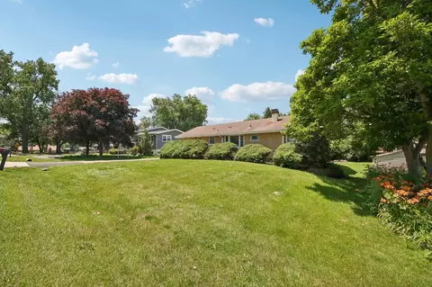 Exterior - 418 Highland Rd, Willowbrook, IL 60527 photo 3 of 12