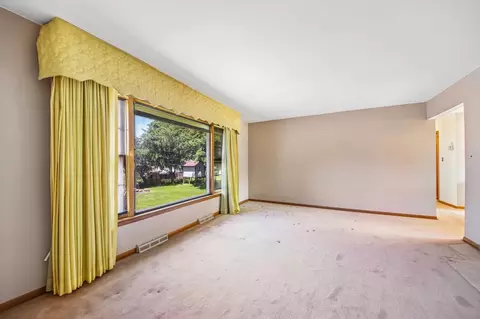 Living - 418 Highland Rd, Willowbrook, IL 60527 photo 4 of 7
