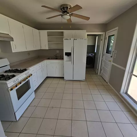 Kitchen - 485 Washington Blvd, Hoffman Estates, IL 60169 photo 1 of 2