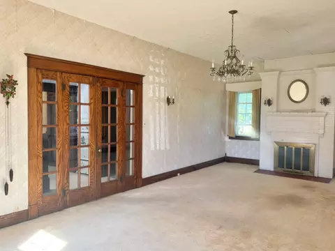 Living - 310 E 3rd St, Metropolis, IL 62960 photo 2 of 3