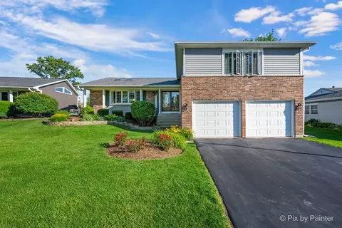 1341 W Sturbridge Dr, Hoffman Estates, IL 60192